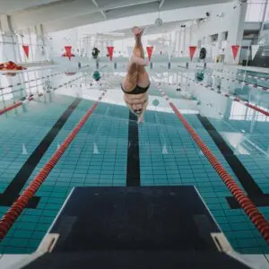 【水泳-平泳ぎ】上級者向け。キックとストロークのタイミングを練習方法3選