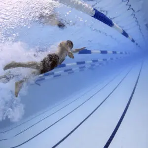 水泳の基本であるスカーリングのお手本映像