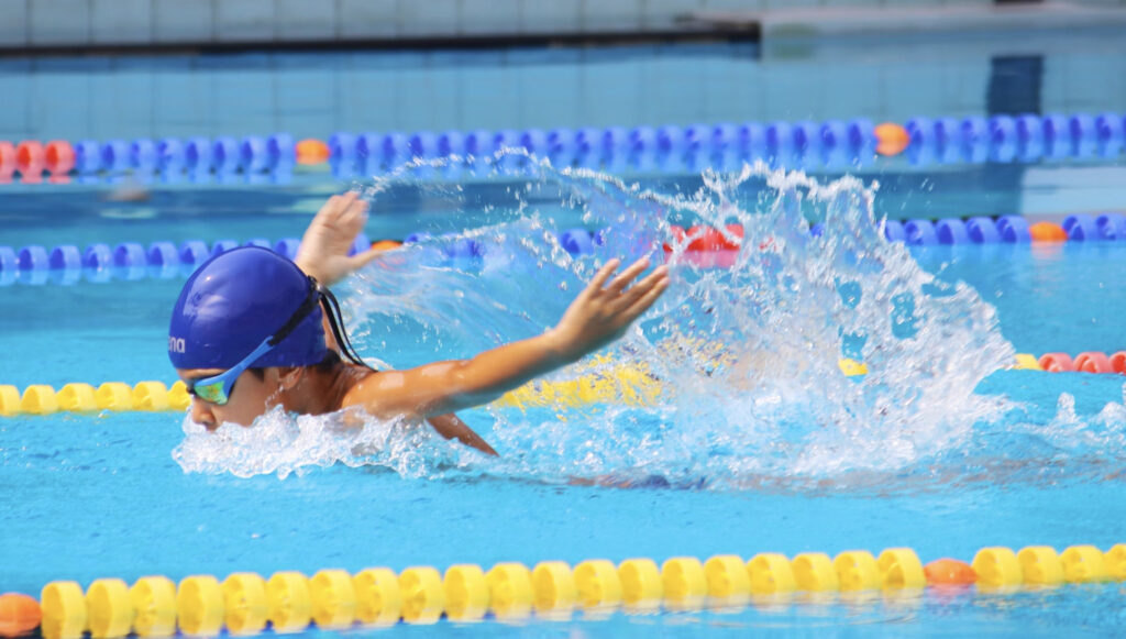 【水泳-小学生ジュニア選手向け】パドル・フィンを使う2つのメリット。